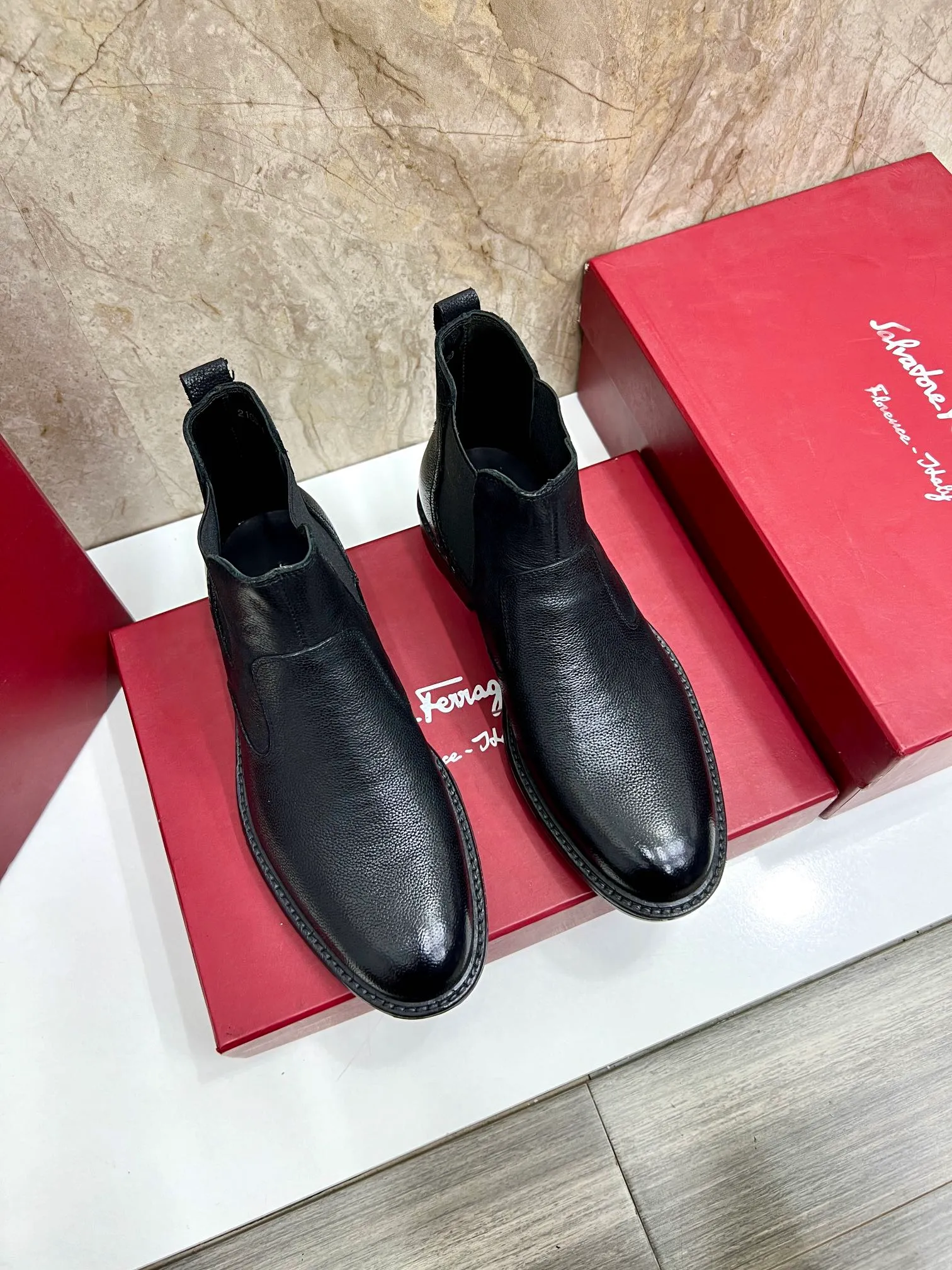Original order quality: Men's shoes 💰700 Brand: Ferragamo (Ferragamo) One size larger: Men's size 38-44 (45 customized) Grade: Same style as the official website High-end men's shoes Material: Original cowhide, cowhide lining, original outsole Style category: Chelsea men's boots Fashion trend Color: Actual picture